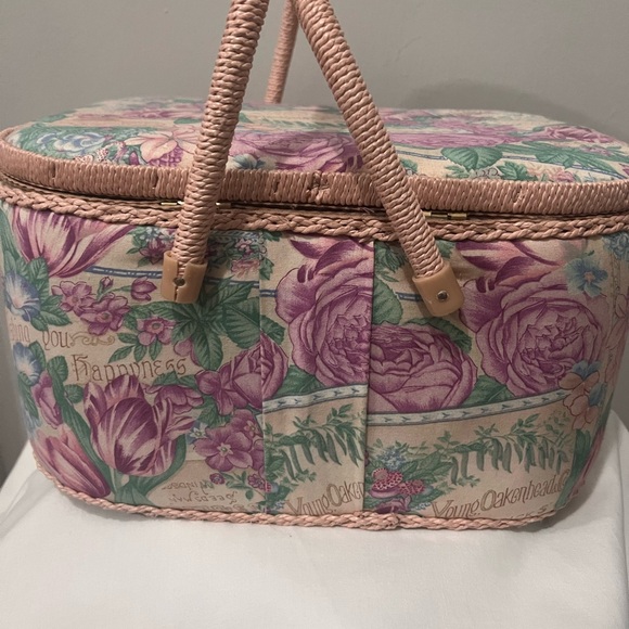 SEWING BASKET- VINTAGE- LARGE FLORAL WITH REMOVABLE TRAY/ FOOTED BOTTOM - Picture 12 of 13
